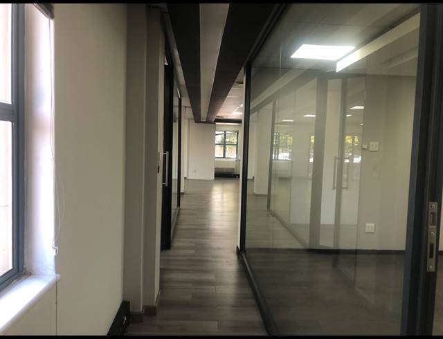 108M² OFFICE TO LET IN HYDE PARK